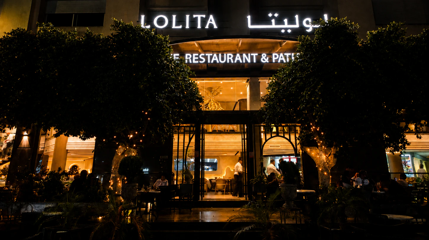 Façade de LOLITA éclairée de nuit à Meknès